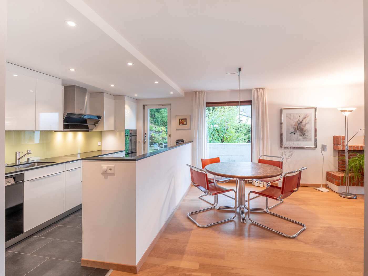 06.056_Kueche_Esstisch_Attikawohnung_Sellenbueren_NSH