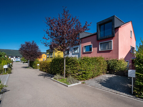 02.725_Aussenansicht-Strasse_Reihenhaus_Huettikon