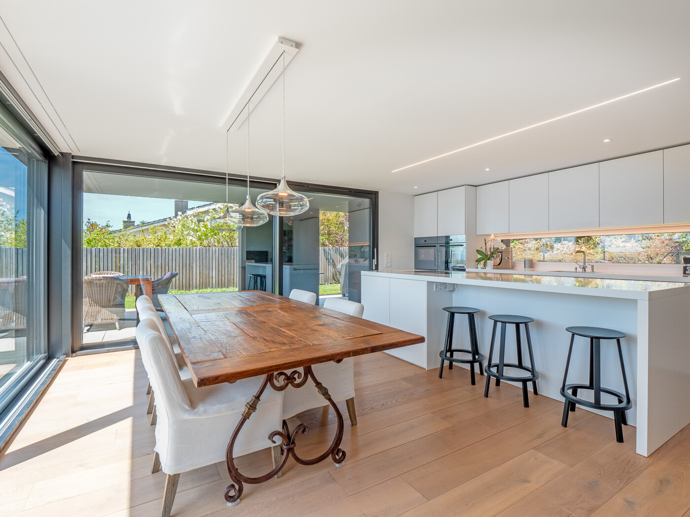 19. 592_Kueche_Terrasse_Eingang_Haus-Aeugst