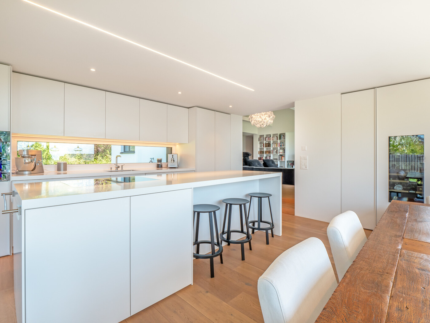 07. 586_Kueche_Blick-Wohnzimmer_Haus-Aeugst