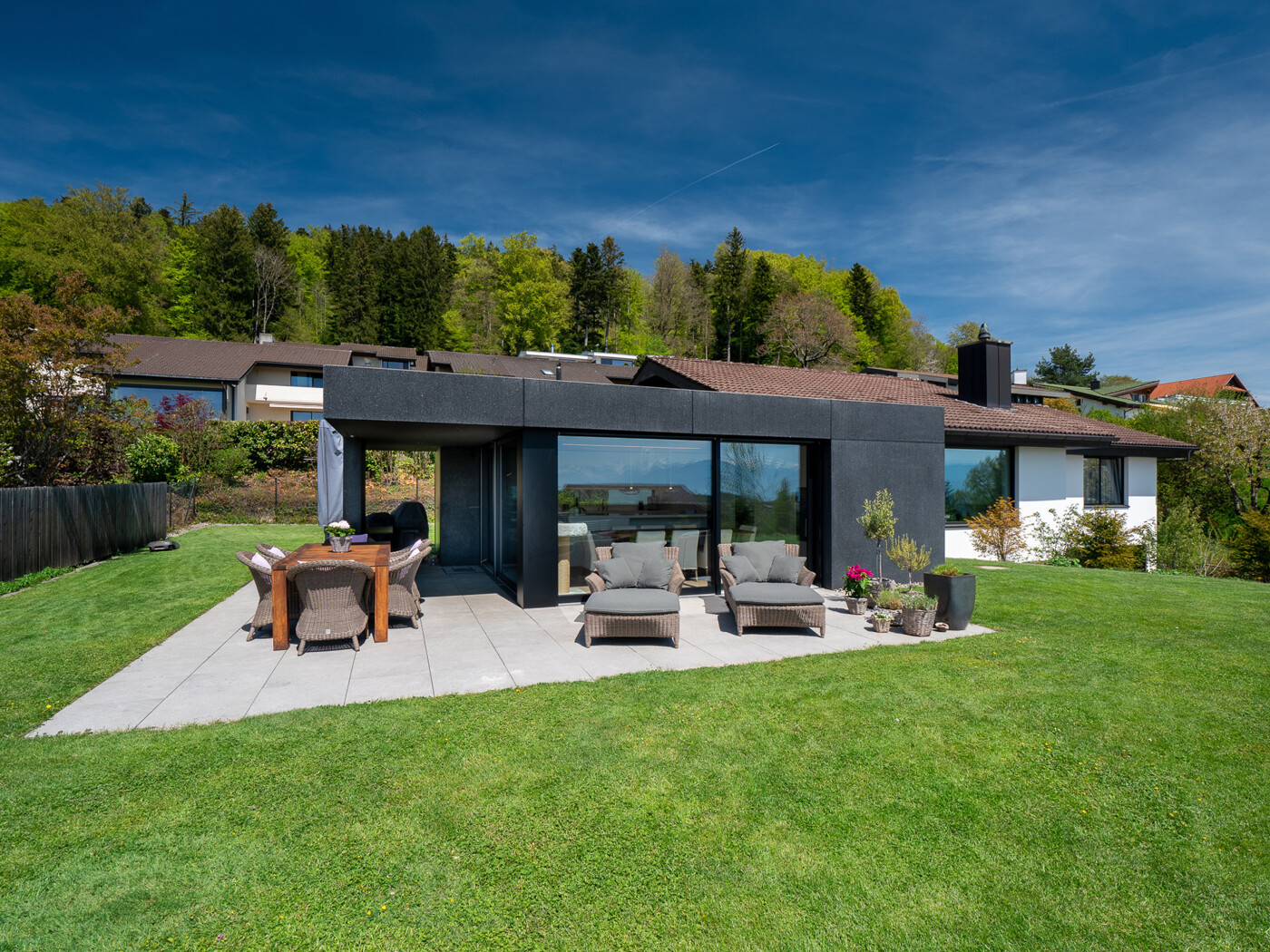 16. 736_Aussenansciht_gesamtes_Haus-Aeugst