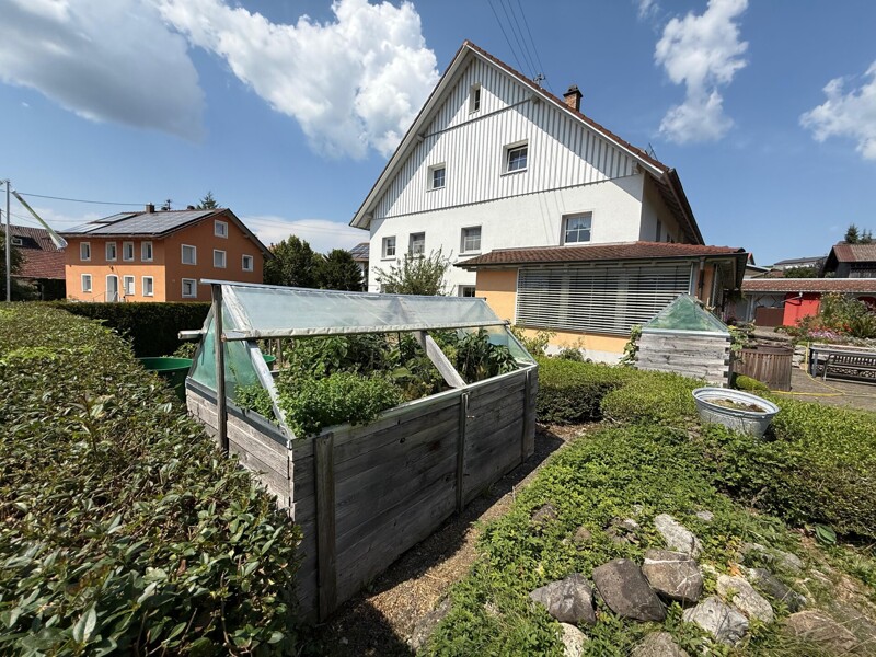 Sehr gepflegtes Bauernhaus mit wunderschönem Garten und Gartenhaus in Wolfegg, Landkreis Ravensburg