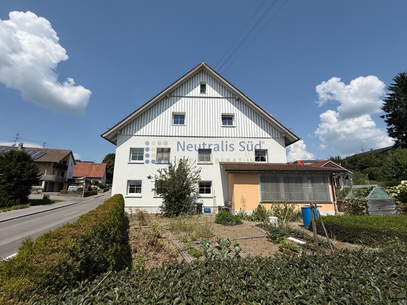 Sehr gepflegtes Bauernhaus mit wunderschönem Garten und Gartenhaus in Wolfegg, Landkreis Ravensburg