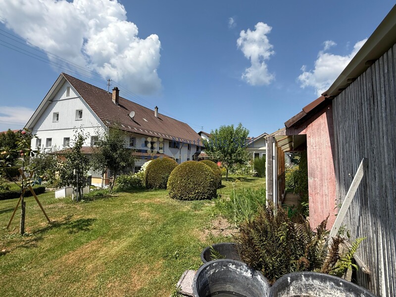 Sehr gepflegtes Bauernhaus mit wunderschönem Garten und Gartenhaus in Wolfegg, Landkreis Ravensburg