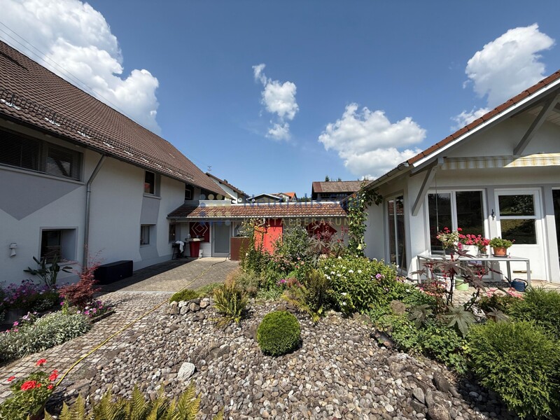 Sehr gepflegtes Bauernhaus mit wunderschönem Garten und Gartenhaus in Wolfegg, Landkreis Ravensburg