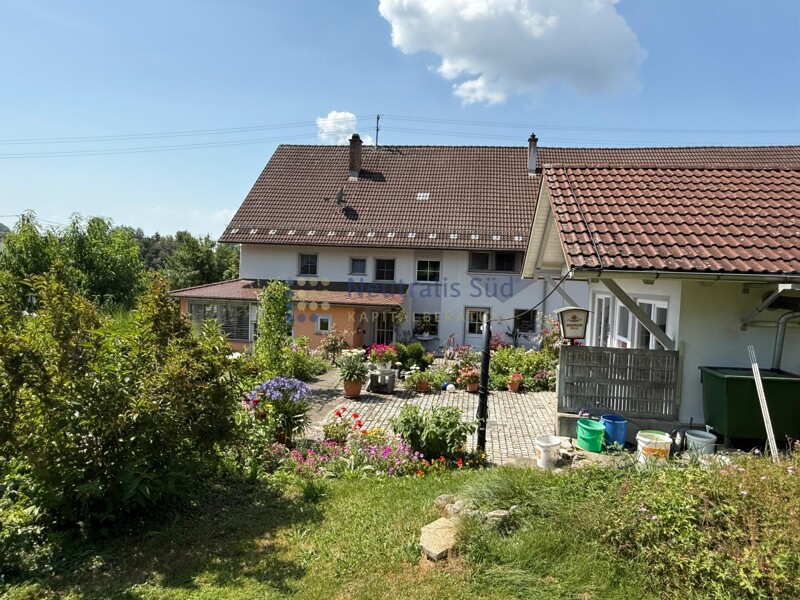 Sehr gepflegtes Bauernhaus mit wunderschönem Garten und Gartenhaus in Wolfegg, Landkreis Ravensburg