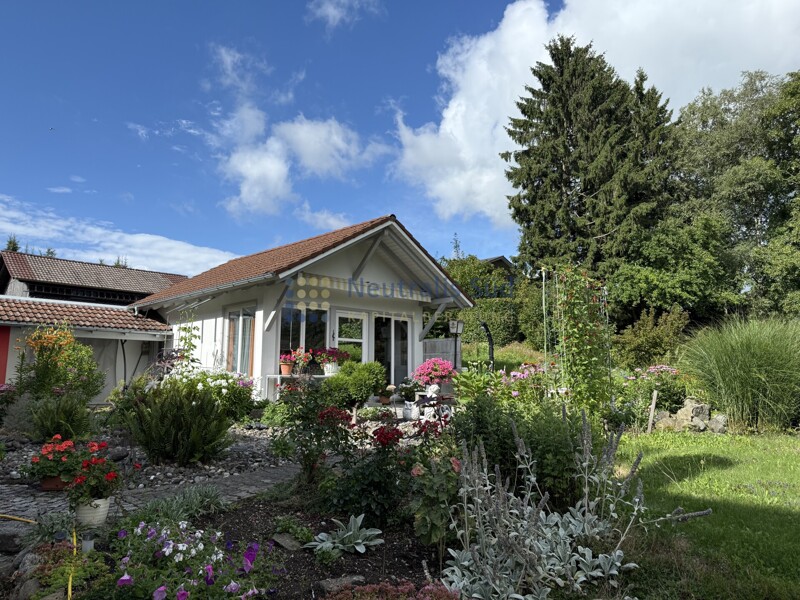 Sehr gepflegtes Bauernhaus mit wunderschönem Garten und Gartenhaus in Wolfegg, Landkreis Ravensburg