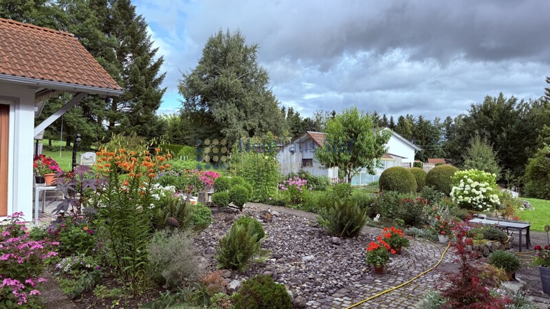 Sehr gepflegtes Bauernhaus mit wunderschönem Garten und Gartenhaus in Wolfegg, Landkreis Ravensburg