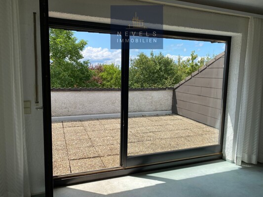 Blick vom Wohnzimmer zur großen Loggia