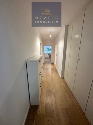 Flur, Blick vom Bad zur Küche