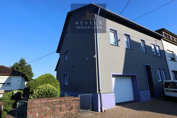 Haus Front mit neuem Rolltor