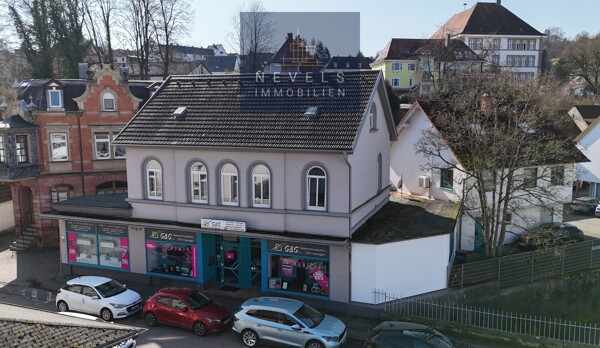 Haus Front mit Anbau