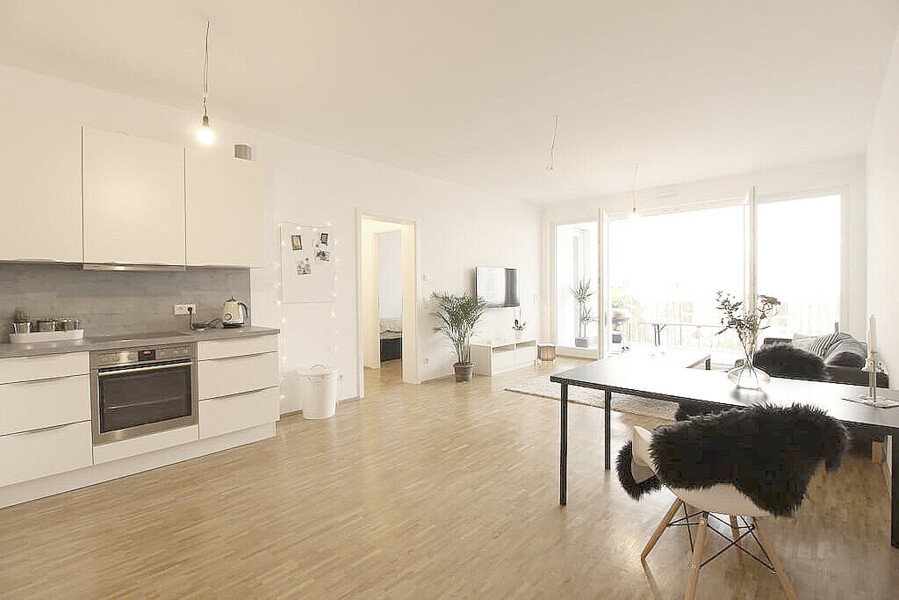 Großes helles Wohnzimmer mit offener Küche