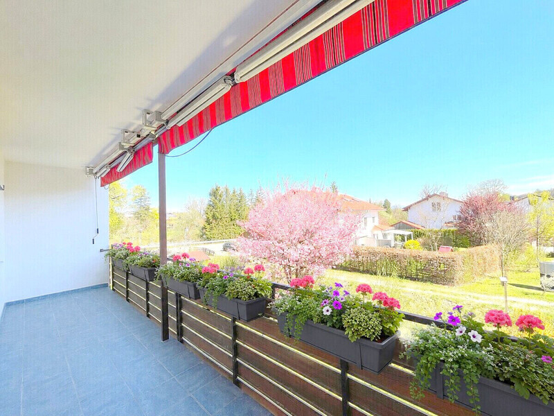 Sehr großer Balkon mit Blick ins Grüne