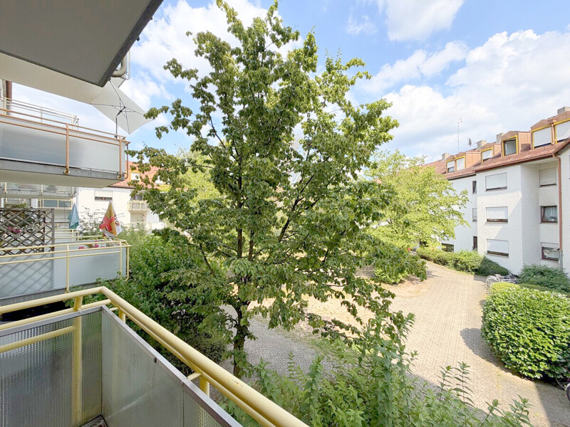 Sonniger Balkon zum ruhigen grünen Innenhof