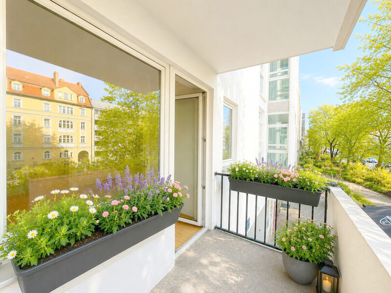 Großer sonniger Balkon