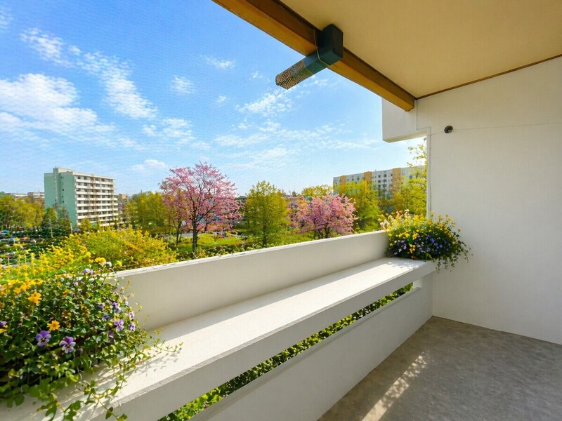 Großer sonniger Balkon
