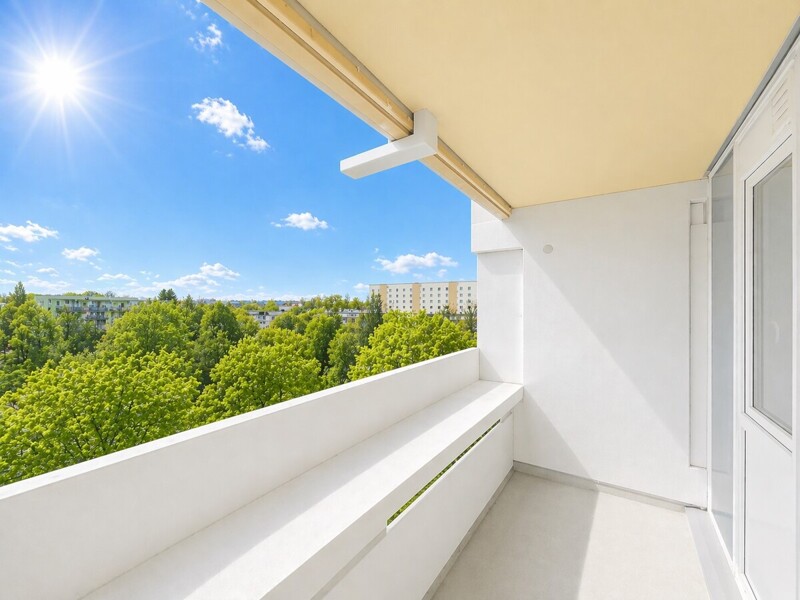 Großer sonniger Balkon mit Blick ins Grüne