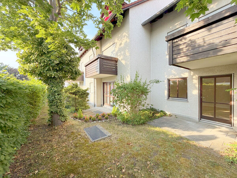 Außenansicht der Wohnung mit Terrasse und Garten
