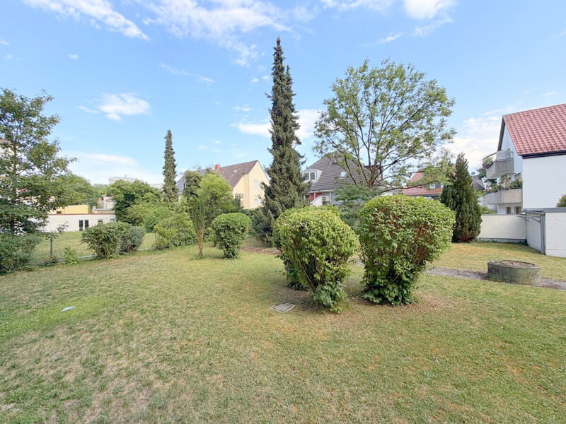 Ausblick vom Süd-Balkon in den Garten des Hauses