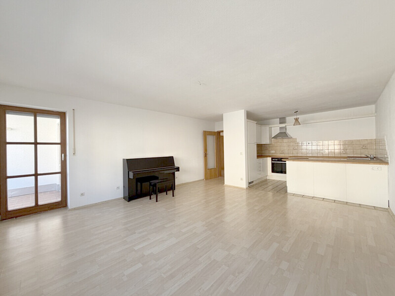 Großes helles Wohnzimmer mit offener Küche