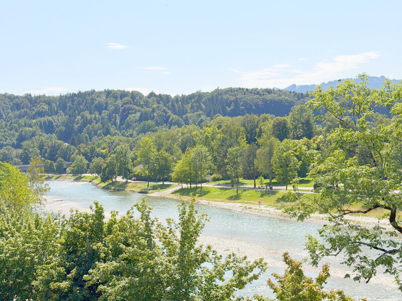 Blick vom West-Balkon direkt auf die Isar