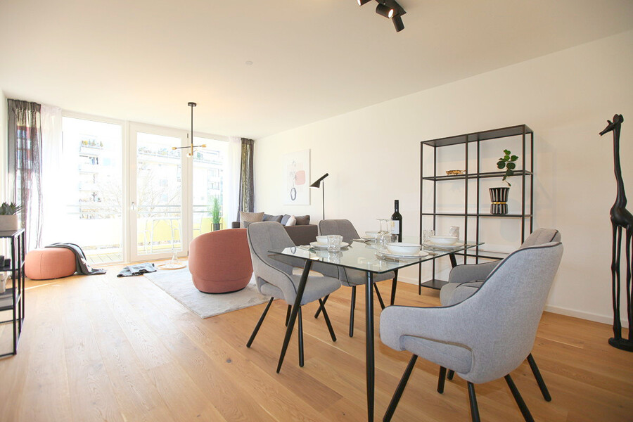 Großes helles Wohnzimmer