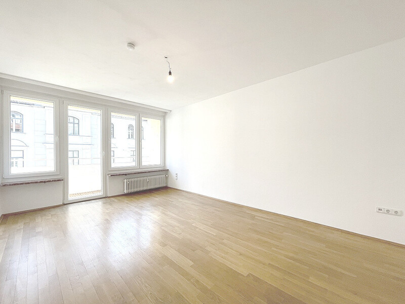 Großes helles Wohnzimmer