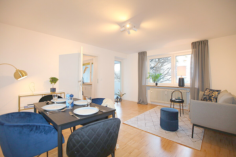 Großes helles Wohnzimmer