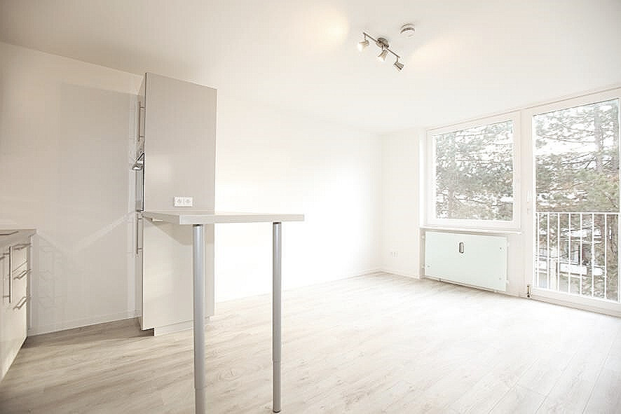 Blick durch den großen hellen Wohnbereich