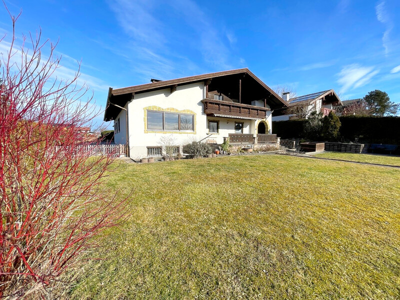 Südansicht mit großem Garten