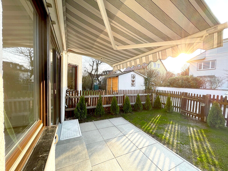 Sonnige Südwest-Terrasse mit eigenem Garten