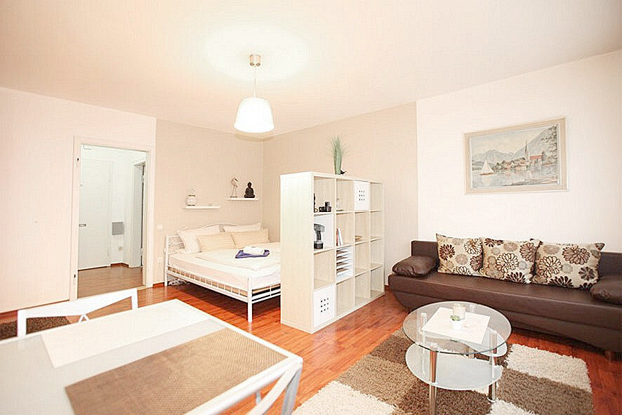 Blick durch den Wohn- und Schlafraum