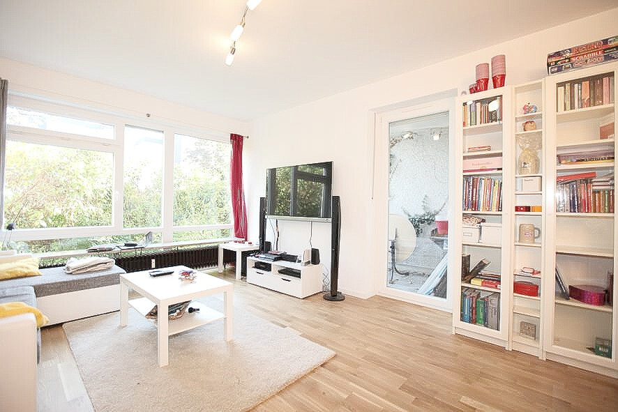 Großes helles Wohnzimmer mit Blick ins Grüne