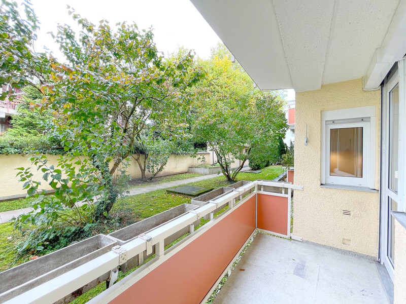 Schöner ruhiger Balkon in Grüne