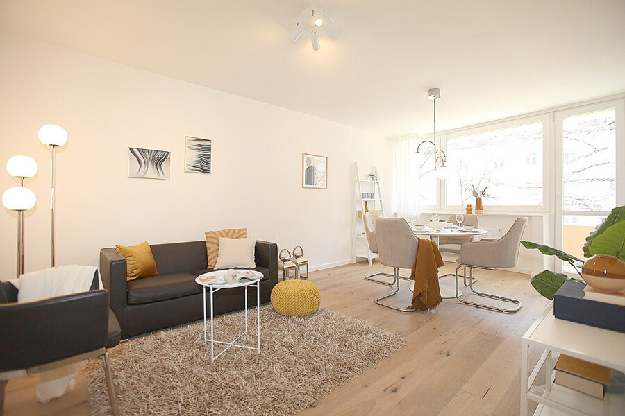 Großes helles Wohnzimmer