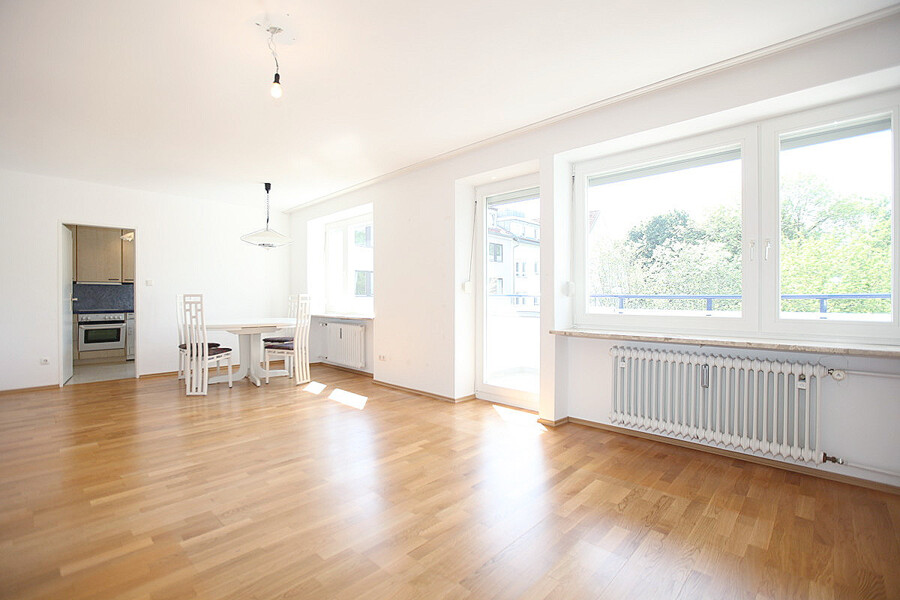 Großes helles Wohn- und Esszimmer