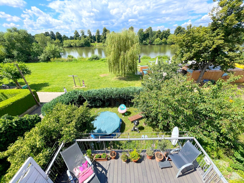 Blick vom Obergeschoss des modernen Hauses zum Main