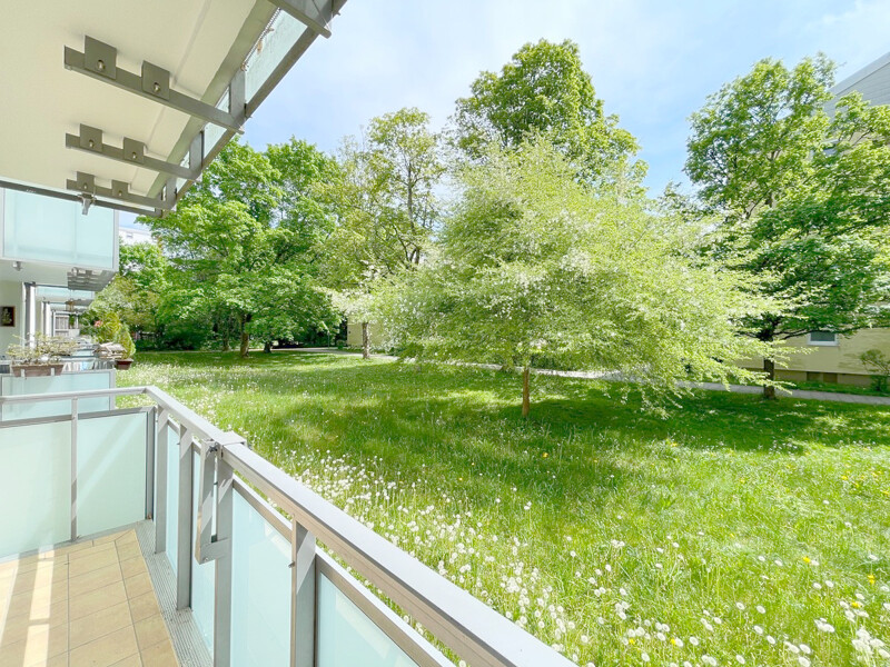 Sonniger Süd-Balkon mit Blick ins Grüne