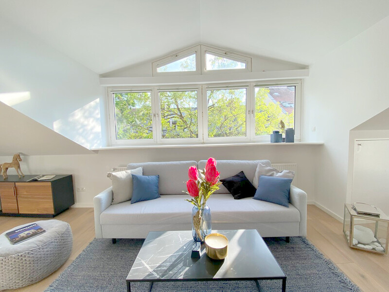 Großes helles Wohnzimmer