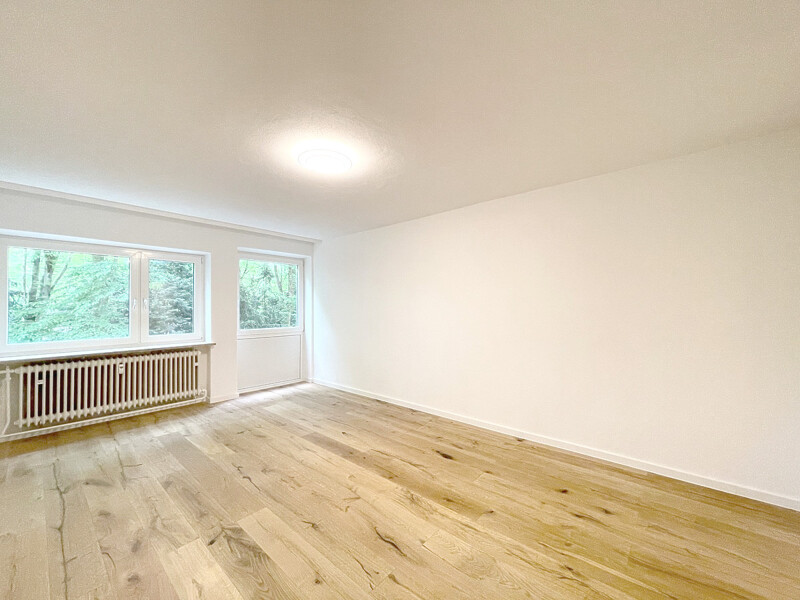 Andere Ansicht des großen hellen Wohnraumes