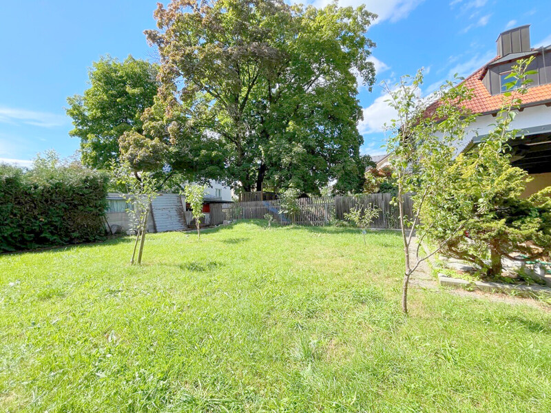 Großer eigener Süd- und West-Garten