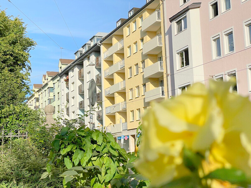 Hausansicht mit sonnigen Balkonen