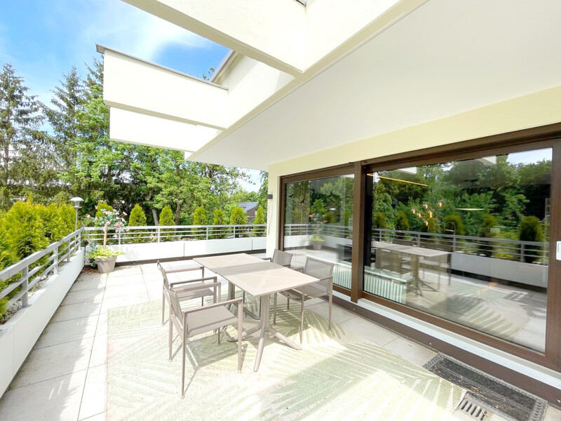Sehr große uneinsehbare Südwest-Terrasse mit Blick ins Grüne