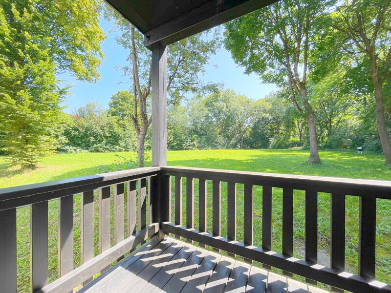 Sonniger Balkon ins Grüne