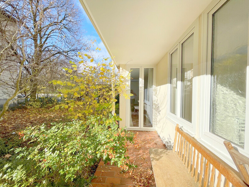 Große sonnige Südwest-Terrasse mit Garten