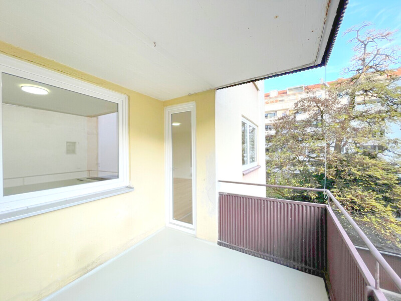 Sehr große Balkonfläche nach Süden mit schönem Blick