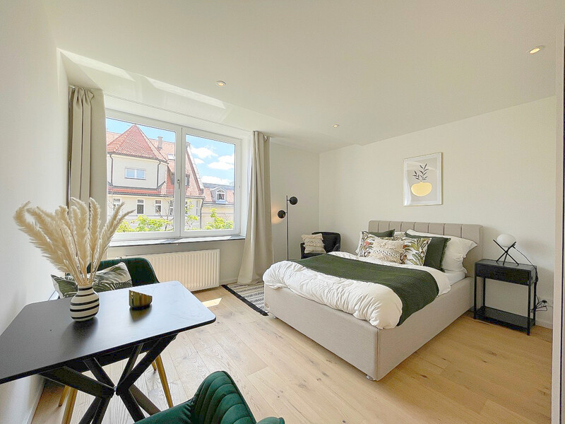 Blick durch den helle großen Wohnraum