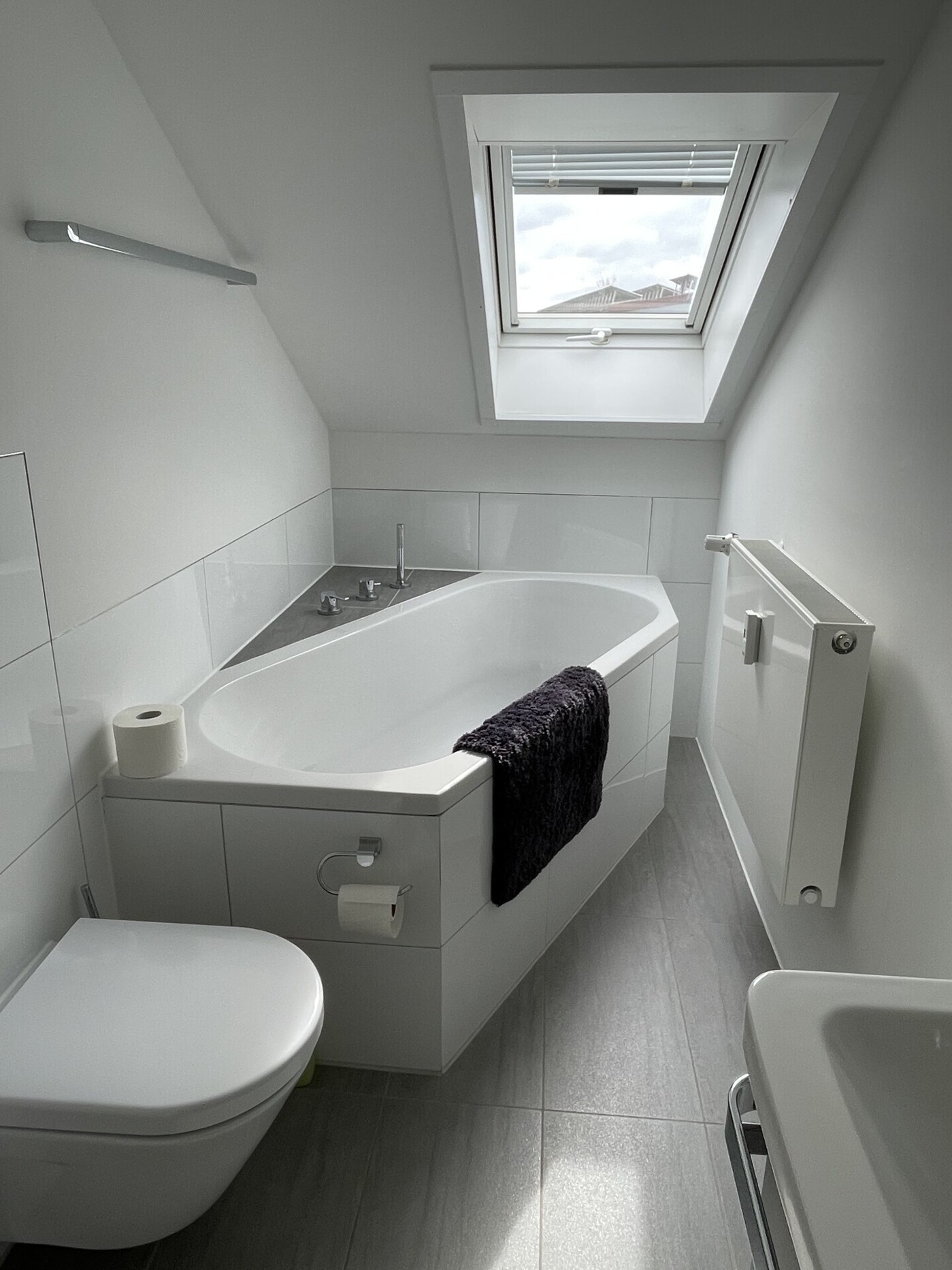 Bad mit Wanne und Dusche