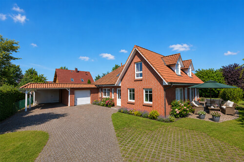 Hausansicht mit Garage und Carport